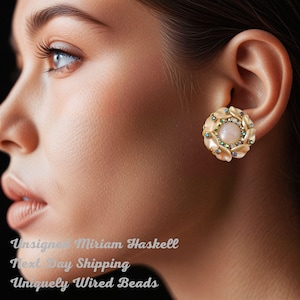 Pendientes vintage sin firmar con forma de flor de Miriam Haskell, con piedra lunar, lucita y diamantes de imitación de aurora boreal, azul, cristal AB y concha de perla.