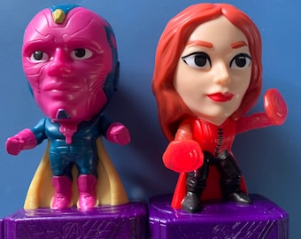 Figuras Marvel Wanda y Vision.