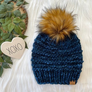 Damen Luxus OOAK strukturierte Beanie - blau - Kunstpelz Pom