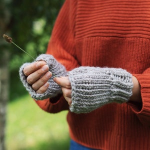 2 in 1 Simple Mittens/Wristwarmers: KNITTING PATTERN, Super Chunky Knit Pattern, Moloneymakes image 2