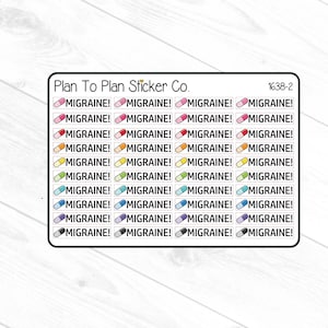 Pu&ograve; includere: Un foglio di adesivi di Plan To Plan Sticker Co. etichettato 1638-2, con file di piccoli adesivi rettangolari. Ogni adesivo mostra un'icona di pillola colorata accanto alla parola MIGRAINE! in nero, con pillole di colore rosa, rosso, arancione, giallo, verde, blu, viola e nero.