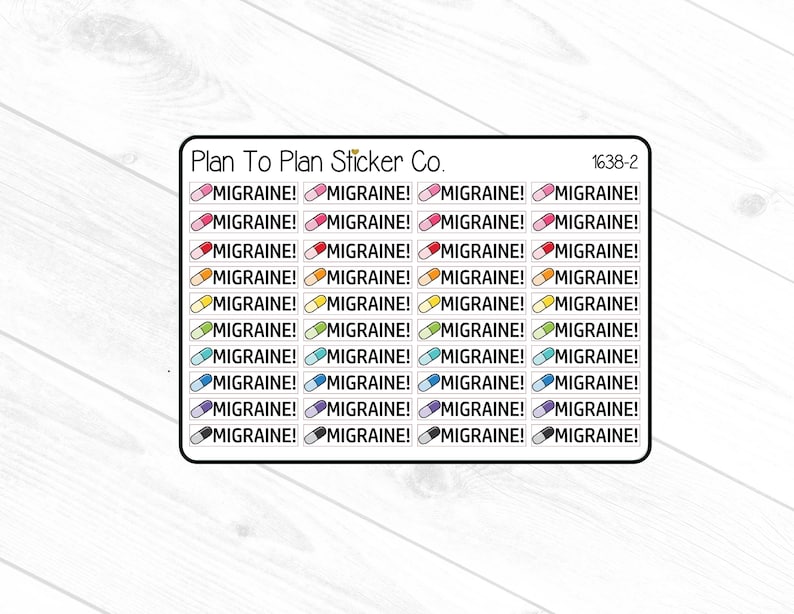 Pu&ograve; includere: Un foglio di adesivi di Plan To Plan Sticker Co. etichettato 1638-2, con file di piccoli adesivi rettangolari. Ogni adesivo mostra un'icona di pillola colorata accanto alla parola MIGRAINE! in nero, con pillole di colore rosa, rosso, arancione, giallo, verde, blu, viola e nero.