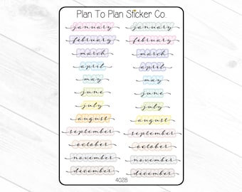 Op de afbeelding: Een vel met kleurrijke maandelijkse planner stickers met de maanden van het jaar in zwarte schrijfletters. De stickers zijn in een regenboogkleurenschema, waarbij elke maand een andere kleur heeft. De tekst "Plan To Plan Sticker Co." staat bovenaan het vel.