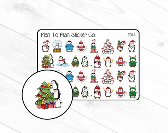 Könnte beinhalten: Eine Bogen mit 36 weihnachtlichen Aufklebern mit Pinguin-Motiv. Die Aufkleber zeigen Pinguine, die Weihnachtsmützen tragen, Geschenke halten und Weihnachtsbäume schmücken. Die Aufkleber sind perfekt, um Planern, Tagebüchern und anderen Oberflächen eine festliche Note zu verleihen.