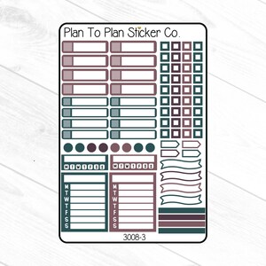 Puede incluir: Una hoja de pegatinas con varias pegatinas para planificador en tonos de verde azulado, malva y gris. Las pegatinas incluyen cajas rectangulares, casillas de verificaci&oacute;n, c&iacute;rculos y pancartas. El texto "Plan To Plan Sticker Co." est&aacute; en la parte superior. El n&uacute;mero "3008-3" est&aacute; en la parte inferior.