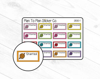 以下が含まれることがあります： 糸巻きと「Started」と「Finished」の文字が書かれたカラフルなステッカーのシートです。ステッカーは、プランナーやジャーナルで使用するために設計されています。シートには「Plan To Plan Sticker Co. 2830-1」とラベル付けされています。