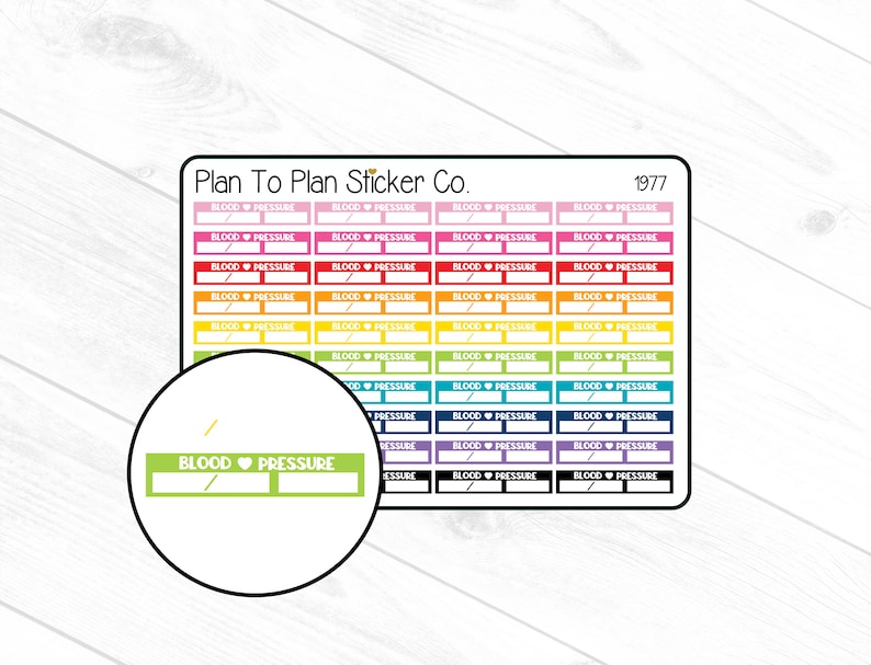 Op de afbeelding: Een vel met kleurrijke stickers met de tekst "Plan To Plan Sticker Co." en "1977" bovenaan. De stickers zijn allemaal rechthoekig en hebben een witte achtergrond met zwarte tekst die "BLOOD PRESSURE" luidt. De stickers zijn gerangschikt in rijen en kolommen, en elke rij heeft een andere kleur.