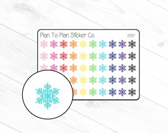 Könnte beinhalten: Eine Bogen mit 64 bunten Schneeflocken-Aufklebern. Die Aufkleber sind in einem Raster angeordnet und in verschiedenen Farben, darunter rosa, rot, orange, gelb, grün, blau, lila und schwarz. Die Aufkleber sind mit "Plan To Plan Sticker Co." und "2057" beschriftet.