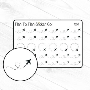 Pu&ograve; includere: Un foglio di 24 adesivi di aeroplani in bianco e nero con linee tratteggiate e cerchi. Gli adesivi sono progettati per planner e diari. Il foglio &egrave; etichettato "Plan To Plan Sticker Co." e "1390".