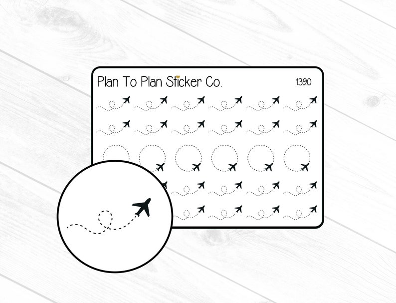 Pu&ograve; includere: Un foglio di 24 adesivi di aeroplani in bianco e nero con linee tratteggiate e cerchi. Gli adesivi sono progettati per planner e diari. Il foglio &egrave; etichettato "Plan To Plan Sticker Co." e "1390".