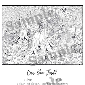 Puede incluir: Una ilustración en blanco y negro de una escena de bosque con un gran tronco de árbol en el centro. La ilustración incluye una variedad de animales y plantas, incluyendo una rana, una serpiente, un trébol de cuatro hojas, abejas, pájaros, mariposas, caracoles, racimos de cristales, mariquitas, ratones, setas manchadas, conejos y orugas. El texto "Can You Find?" está en la parte superior de la imagen, seguido de una lista de los elementos que se deben encontrar.