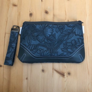 Bolso con cremallera de pulsera floral azul / Embrague de mujer con flores en relieve con correa para la muñeca / Bolso de diseño / Monedero bohemio floral / Bolso de viaje