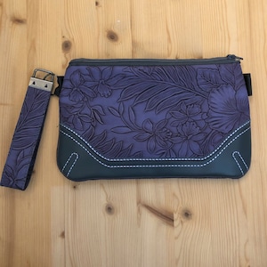 Bolsa de cremallera con muñequera floral púrpura / Embrague de mujer con flores en relieve con correa para la muñeca / Bolsa de diseño / Monedero bohemio floral / Bolsa de viaje