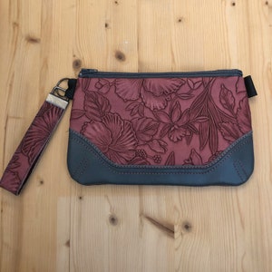 Bolso con cremallera de muñequera floral roja / Embrague de mujer con flores en relieve con correa para la muñeca / Bolso de diseño / Monedero bohemio floral / Bolso de viaje