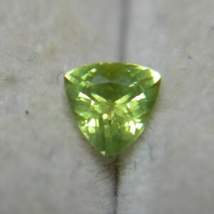 Pierre précieuse ENSTATITE de 0,40 ct, chartreuse naturelle jaune-vert, Cameroun, Afrique, trouvaille limitée, pierre de collection