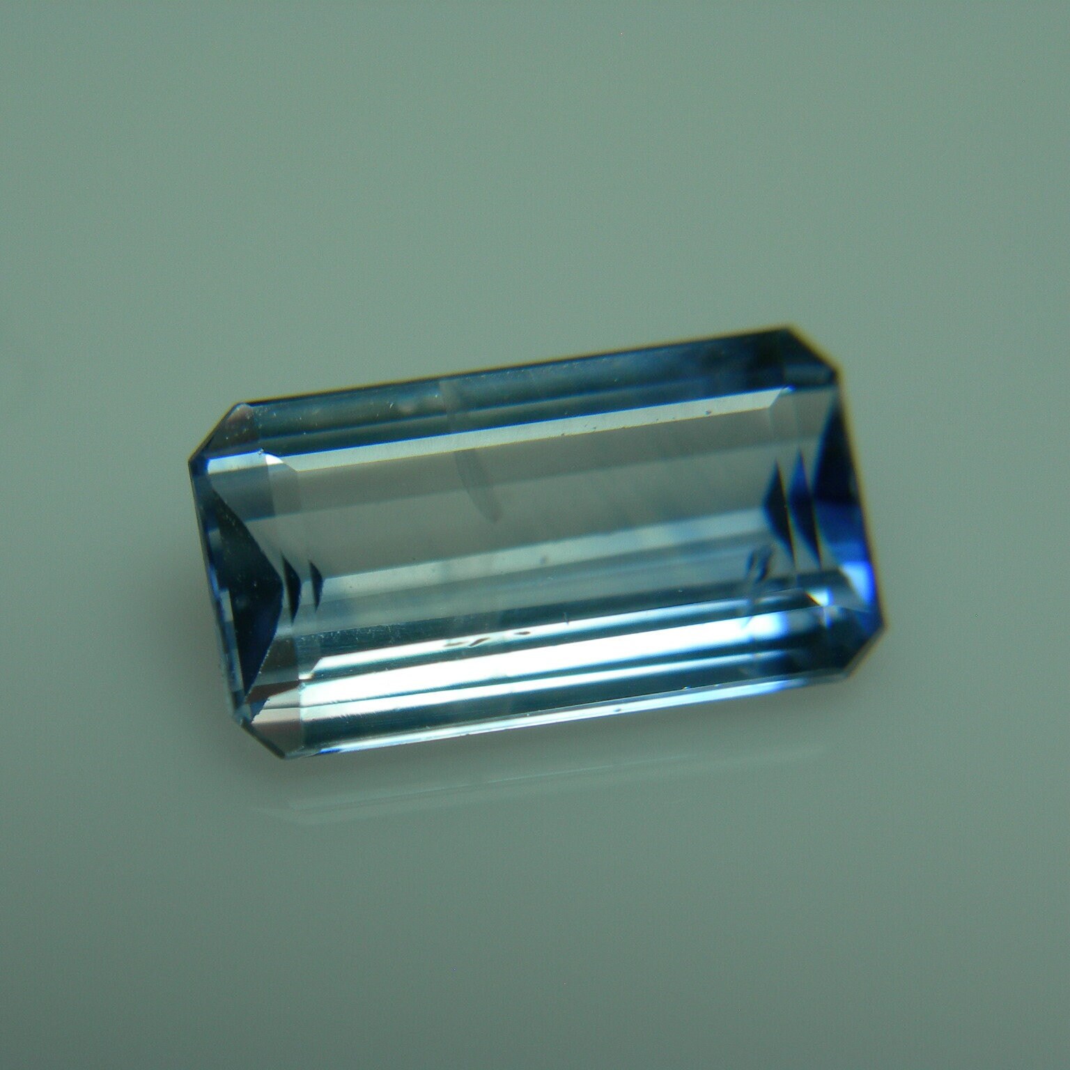 0.74カラットの希少なバイカラーケニア産サファイア宝石、ブルー、無色