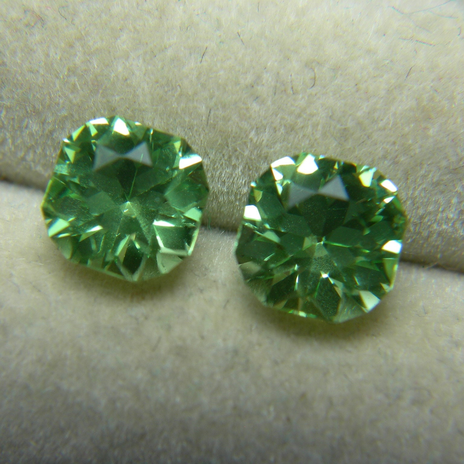 No3. タンザニア/メレラニ鉱山産ミントガーネット 1.460ct JGGLミニ鑑