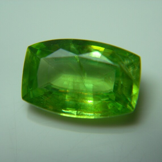 RARE !! JOLIE SPHENE VERT JAUNE DE MADAGASCAR : 6 mm x 4.8 mm