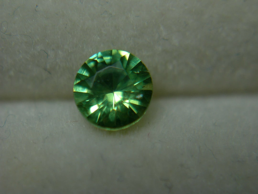 0.26カラットの非常に希少なデマントイドガーネット宝石、グリーン