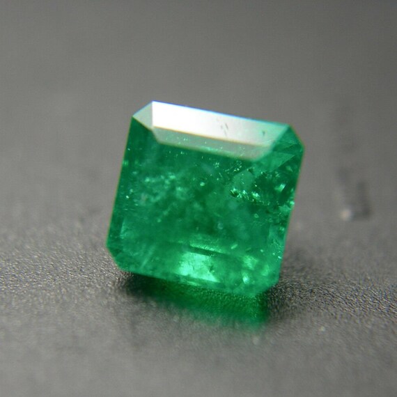 Émeraude Naturelle Colombie Muso 3,936 Carats - Certifiée - Forme Poire - Huilée