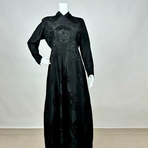 Abito lungo personalizzato vintage anni '40 in jacquard di seta nera con maniche lunghe e medaglioni traforati "Elizabeth Case Original"