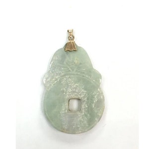 Pingente vintage de jade claro esculpido com caracteres chineses e fiança de ouro amarelo 14K