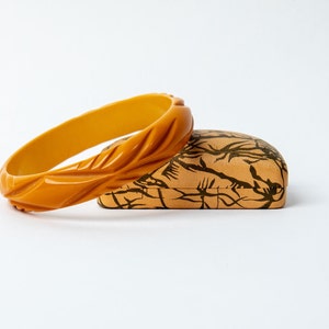 Authentic Vintage 1940s yellow butterscotch Bakelite deeply carved bangle bracelet with geometric angled pattern