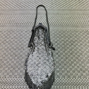 Cartera de noche para mujer antigua de la década de 1910 con flecos de malla metálica plateada de Whiting and Davis, auténtica era de las Flapper, el Gran Gatsby. Se vende TAL CUAL