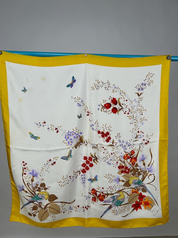 Gucci シルクスカーフ 花と葉のデザイン ヴィンテージ グッチ フローラ シルクスカーフ 蝶 鳥 花 葉 赤