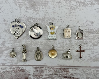 Surtido de dijes vintage de plata esterlina 925 con motivos religiosos, de fe, conmemorativos, de oración religiosa, con forma de semilla de mostaza y cruz de San Francisco Stanhope.