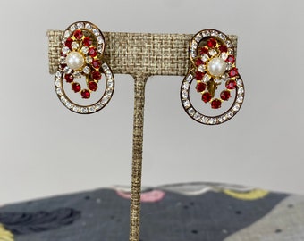 Miriam Haskell Signierte Silber über Gold Ton Clip-On Kostüm Ohrringe mit Perlen, Strasssteinen und künstlichen Rubinen Vintage 1950er Jahre