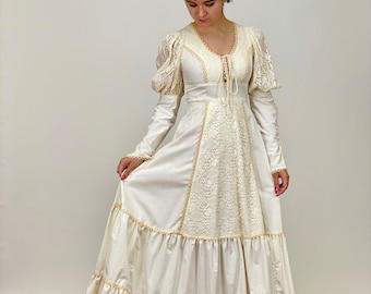 Vestido largo blanco vintage de la década de 1970, de la diseñadora Gunne Sax, con detalles de encaje color crema y ribete de crochet. Vestido estilo pradera. Talla 5, manga larga.