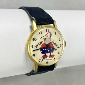 Reloj de pulsera Sheffield Spiro Agnew vintage de 1970, movimiento mecánico, correa azul oscuro. imagen 2