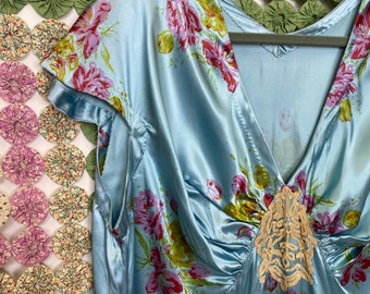 Raro sottoveste o camicia da notte in seta blu brillante vintage degli anni '40, taglie forti, con stampa floreale rosa e gialla, dettaglio in pizzo lungo tutta la lunghezza
