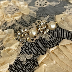 CHANEL CC Brooch in Gilded Metal set with Pearls at 1stDibs