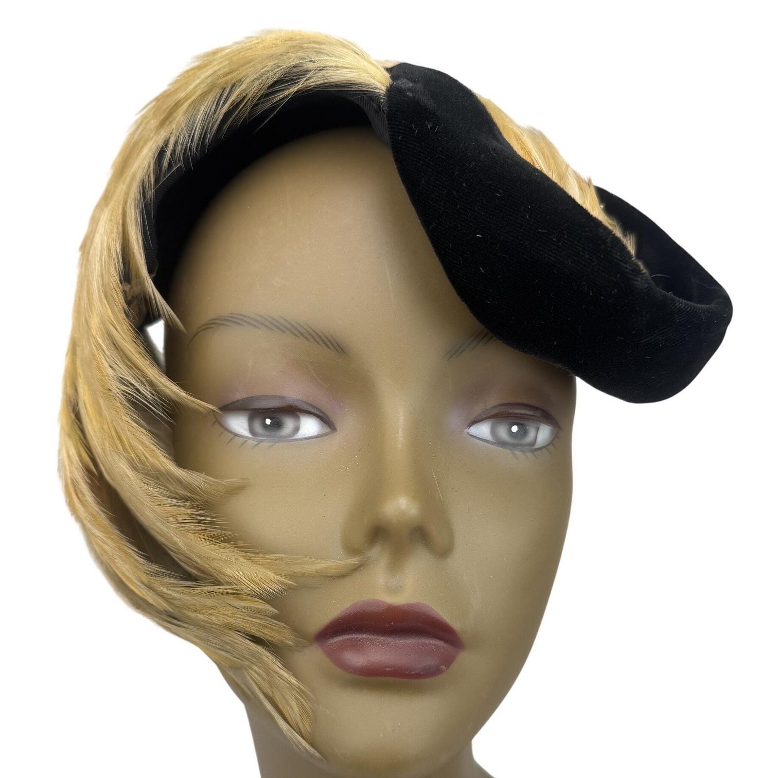 SWANKY 1930s  BLACK FELT BONNET WITH GROSGRAIN BOWS & BLACK & GREEN FEATHER TRIM Late 1930s fur felt tricorne hat with feather detail main image 2