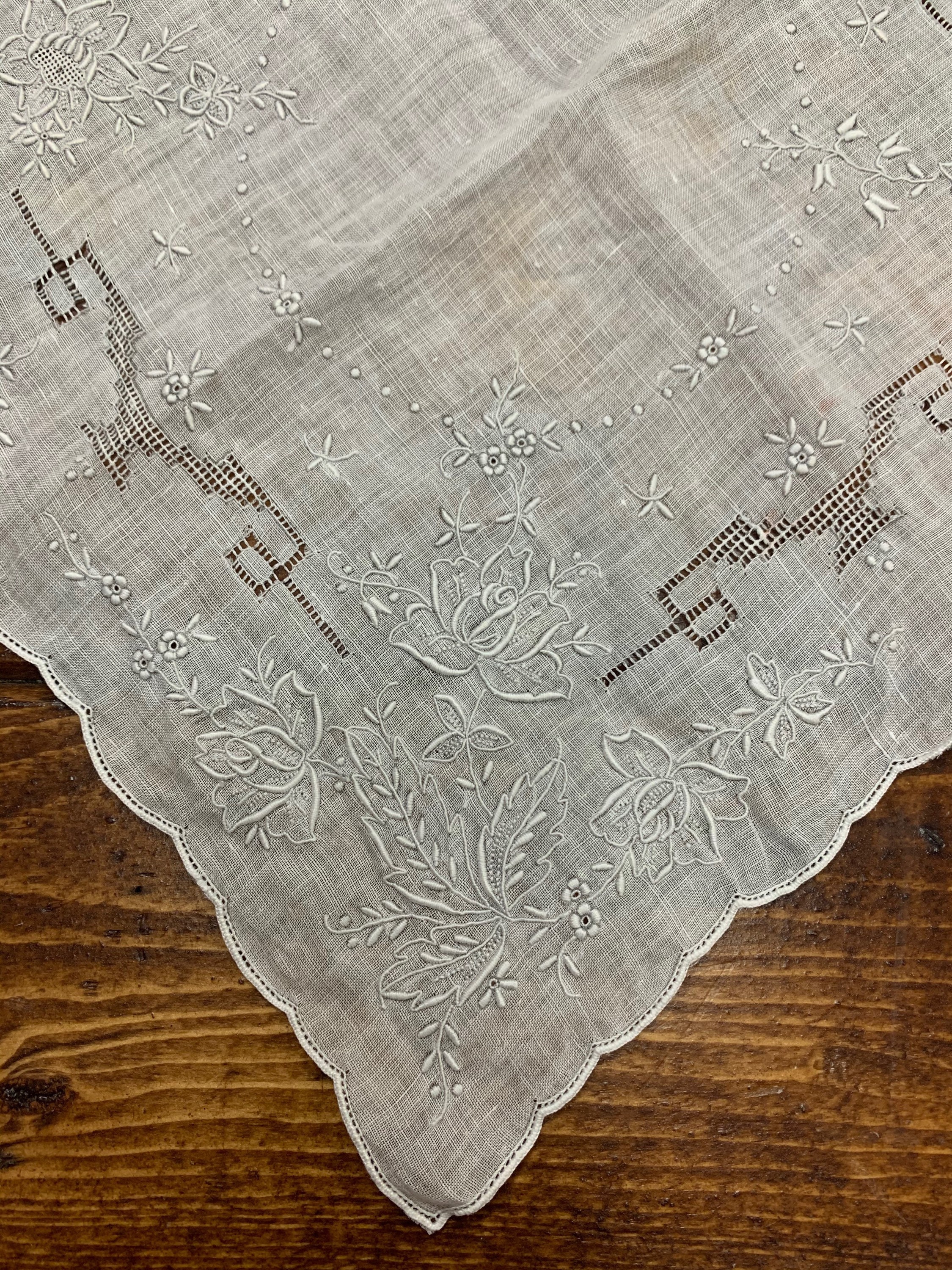 アンティーク アペンツェル刺繍 二重スカラップクロス リネン大判ハンカチ 少女 アンティーク アペンツェル刺繍 二重スカラップクロス リネン大判