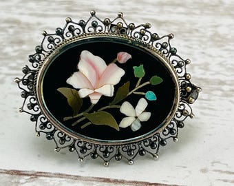 Broche antiguo de plata 800 con mosaico floral de piedra dura, fabricado en Italia.