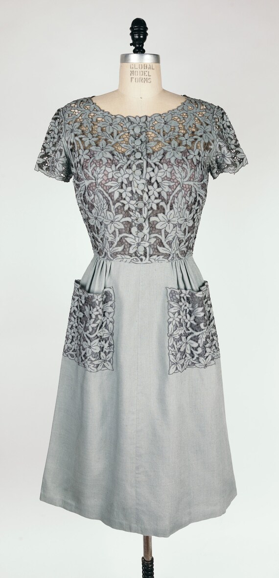 vintage embroidered cocktail dress Vintage 1960s Cream Embroidered Floral Chinoiserie Brocade Cocktail Shift Dress Small