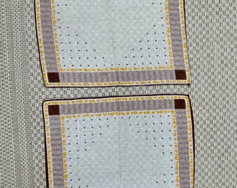 Set di due fazzoletti da taschino con motivo a pois e fiori, anni '40, in cotone marrone, arancione e crema