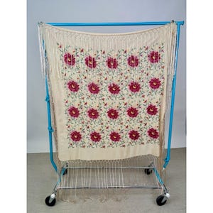 Châle de piano antique brodé de feuilles de pivoines longues franges beige rose rouge vert jaune floral verdure broderie rectangulaire TEL QUEL