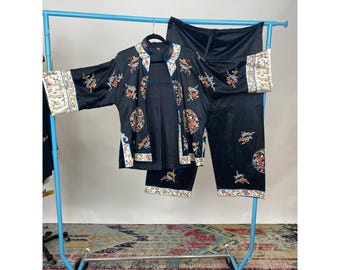 Vintage Aziatische zijden Chinees geborduurd pyjamapak uit de jaren 1930 People Architecture