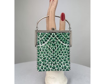Monedero vintage de malla metálica con cadena de escamas de pez plateadas, estilo Art Déco de los años 20, color verde esmeralda.