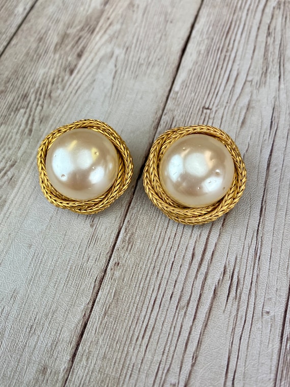 ピアス Gold-tone Double G Faux Pearl Clip-on Earrings Vintage Gold Tone Faux Pearl Clip on Earrings Signed With a
