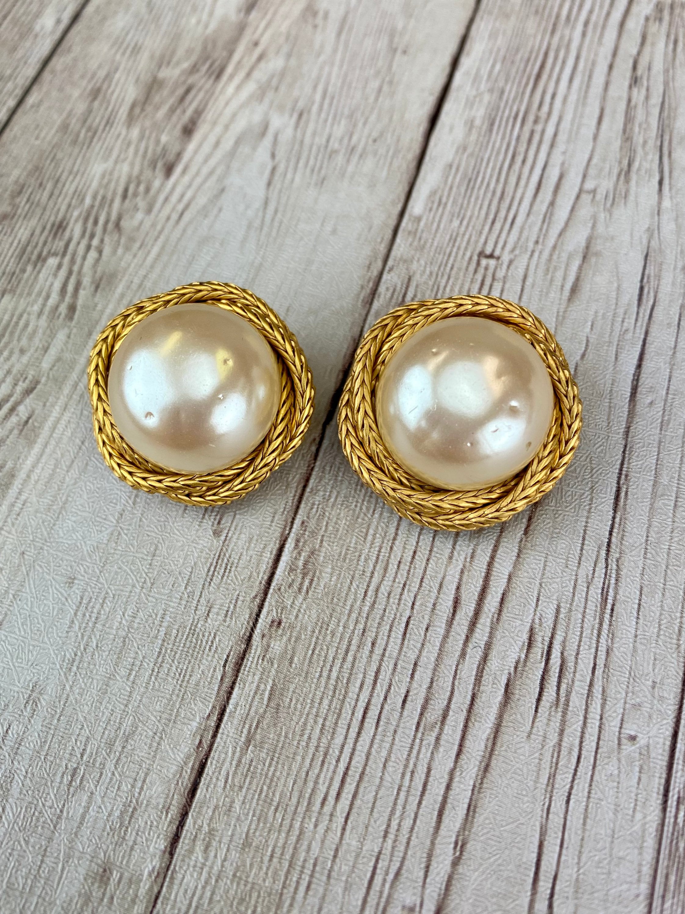 ピアス Gold-tone Double G Faux Pearl Clip-on Earrings Vintage Gold Tone Faux Pearl Clip on Earrings Signed With a