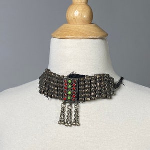 Collier ras de cou vintage turc du Moyen-Orient en métal argenté et verre