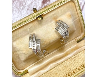 Pendientes retro de oro blanco de 14k con diamantes de 0,59 ct y diseño en espiral Omega-Back.
