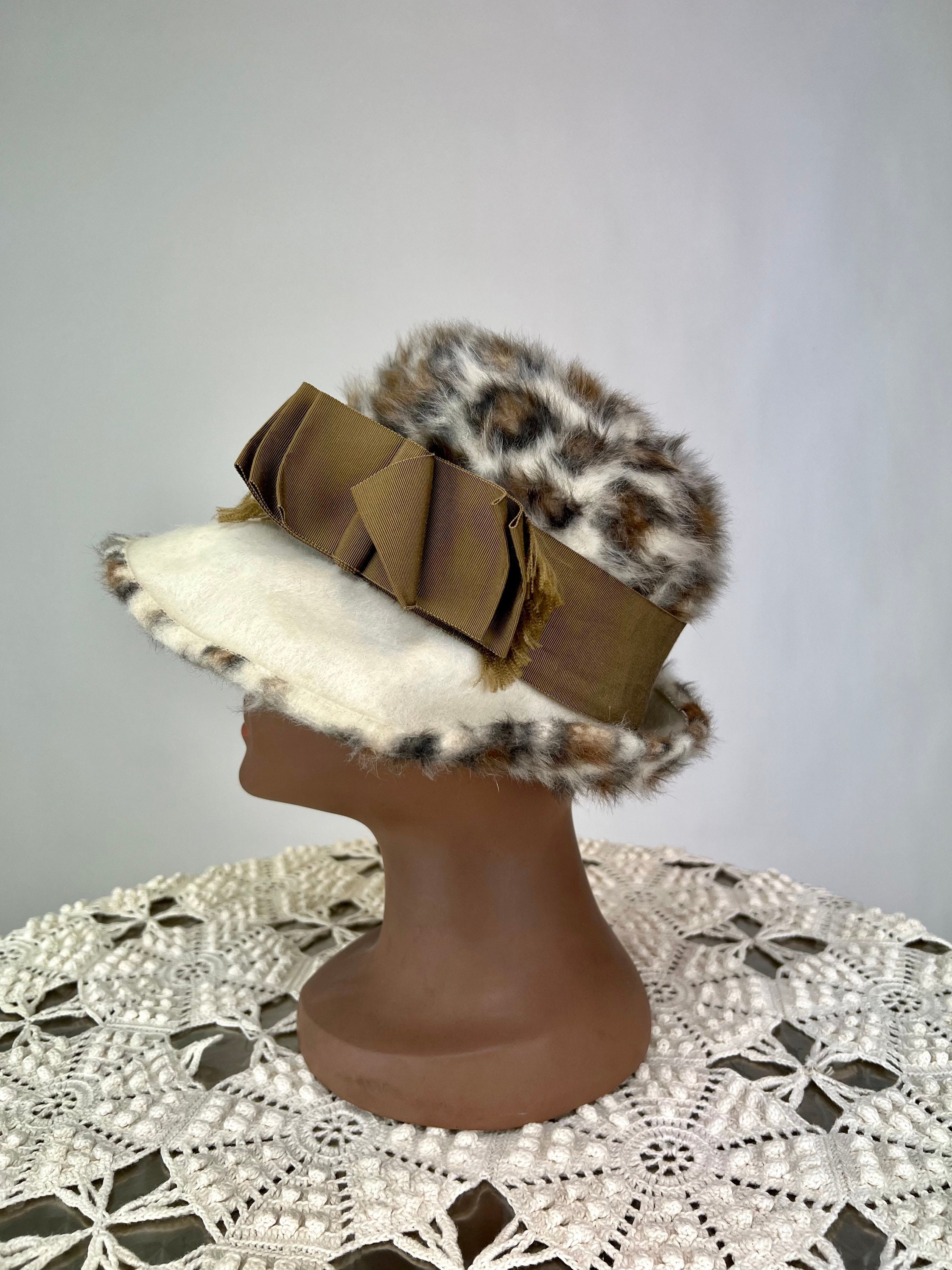 Vintage Yves Saint Laurent Spotted Leopard Fuzzy Faux Fur  display picture 3