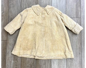 Casaco infantil antigo eduardiano de veludo cotelê creme com cinto. No estado em que se encontra.