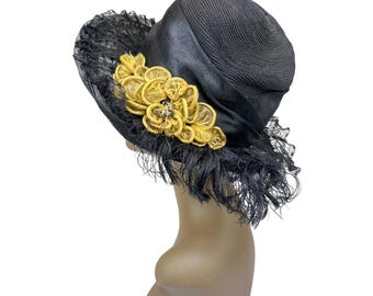 Sombrero eduardiano vintage de paja con encaje negro, flores de seda doradas oscuras y flecos.